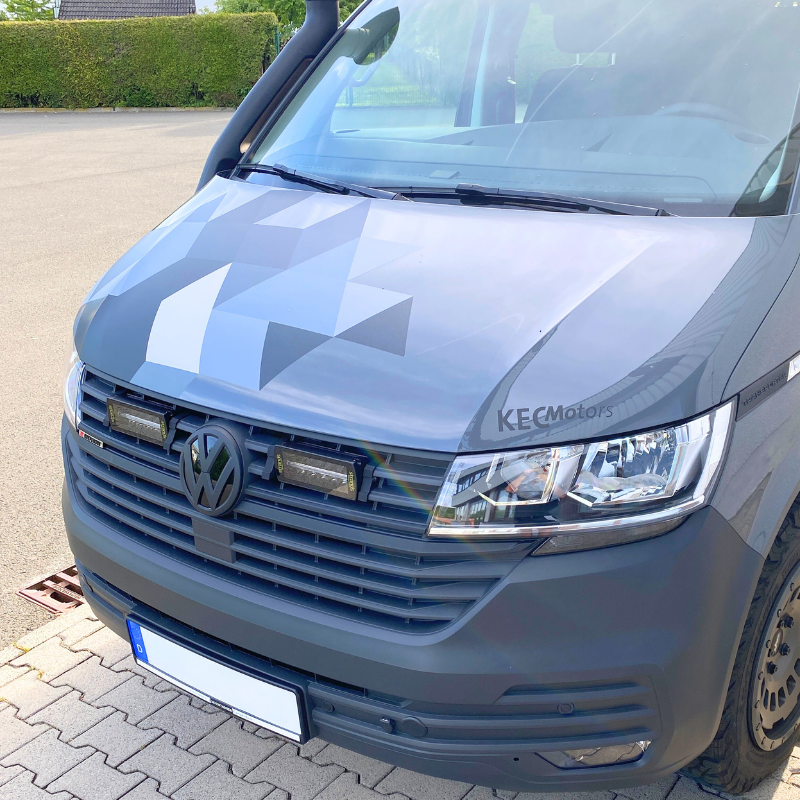Strands LED Fernscheinwerfer mit Einbausatz für den Kühlergrill eines VW T6.1