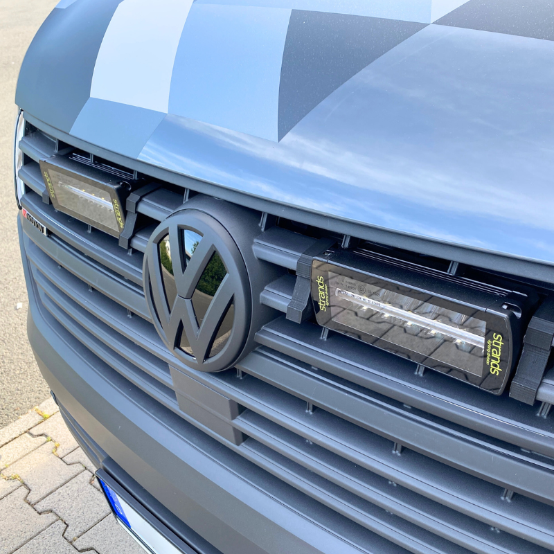 Strands LED Fernscheinwerfer mit Einbausatz für den Kühlergrill eines VW T6.1