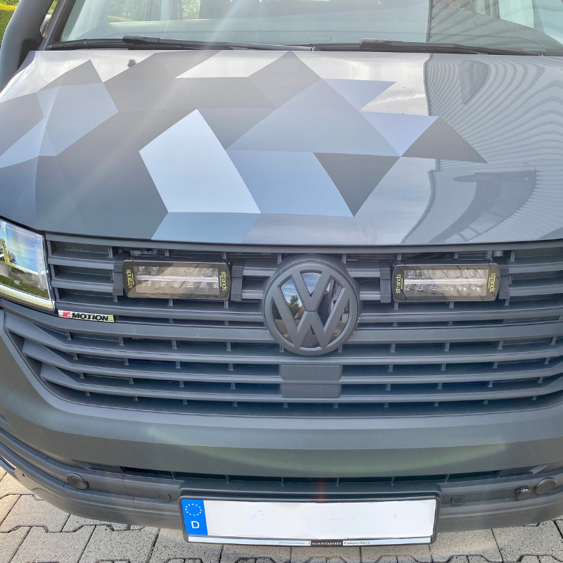 Strands LED Fernscheinwerfer mit Einbausatz für den Kühlergrill eines VW T6.1