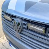 Strands LED Fernscheinwerfer mit Einbausatz für den Kühlergrill eines VW T6.1